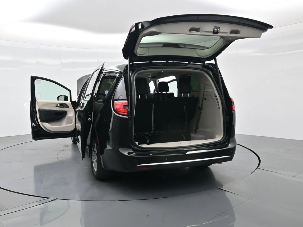 Used 2024 Chrysler Pacifica Touring-L image 40