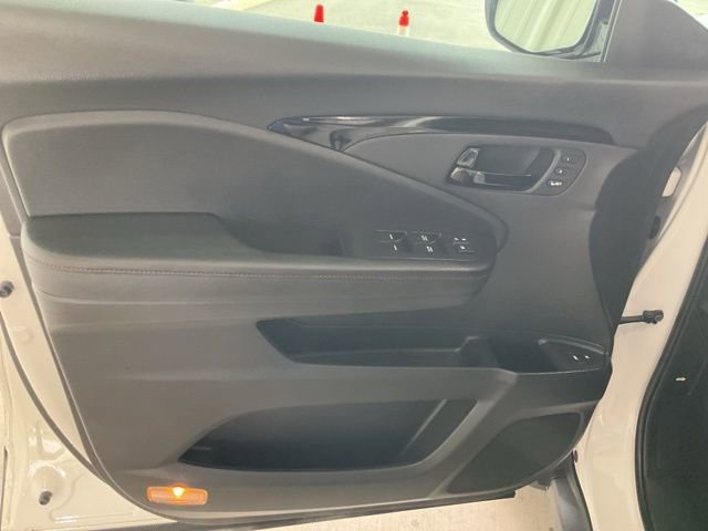 Certified 2025 Honda Passport Black Edition image 6