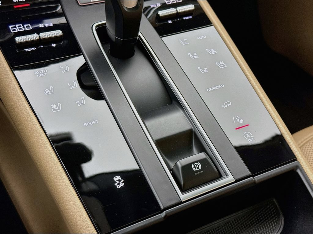 Certified 2025 Porsche Macan AWD/4WD image 22