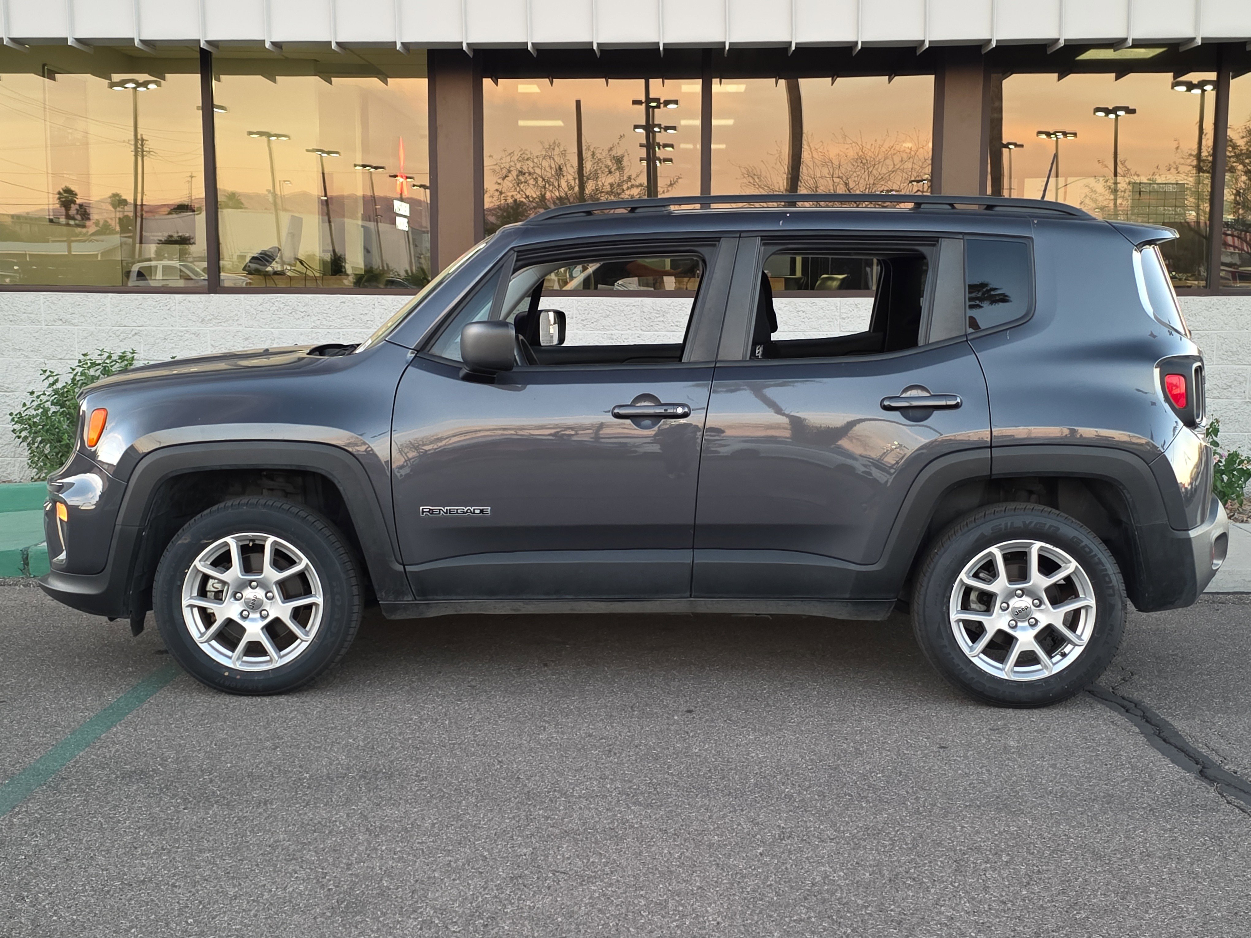 Used 2022 Jeep Renegade Latitude image 4