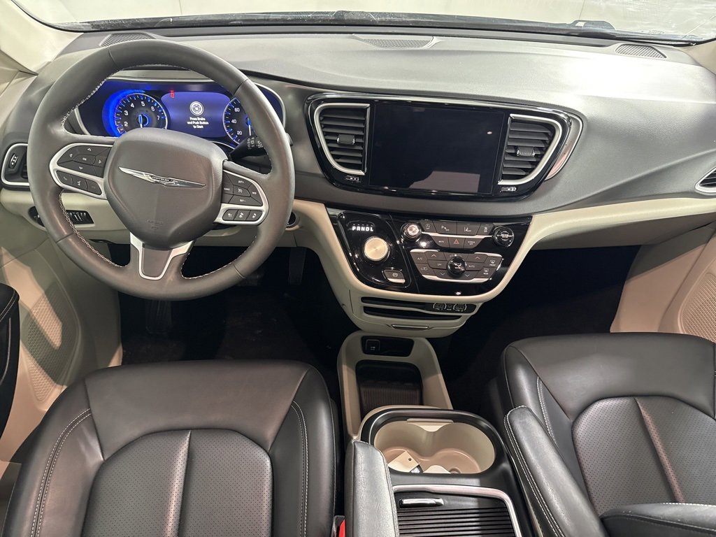 Used 2024 Chrysler Pacifica Touring-L image 18
