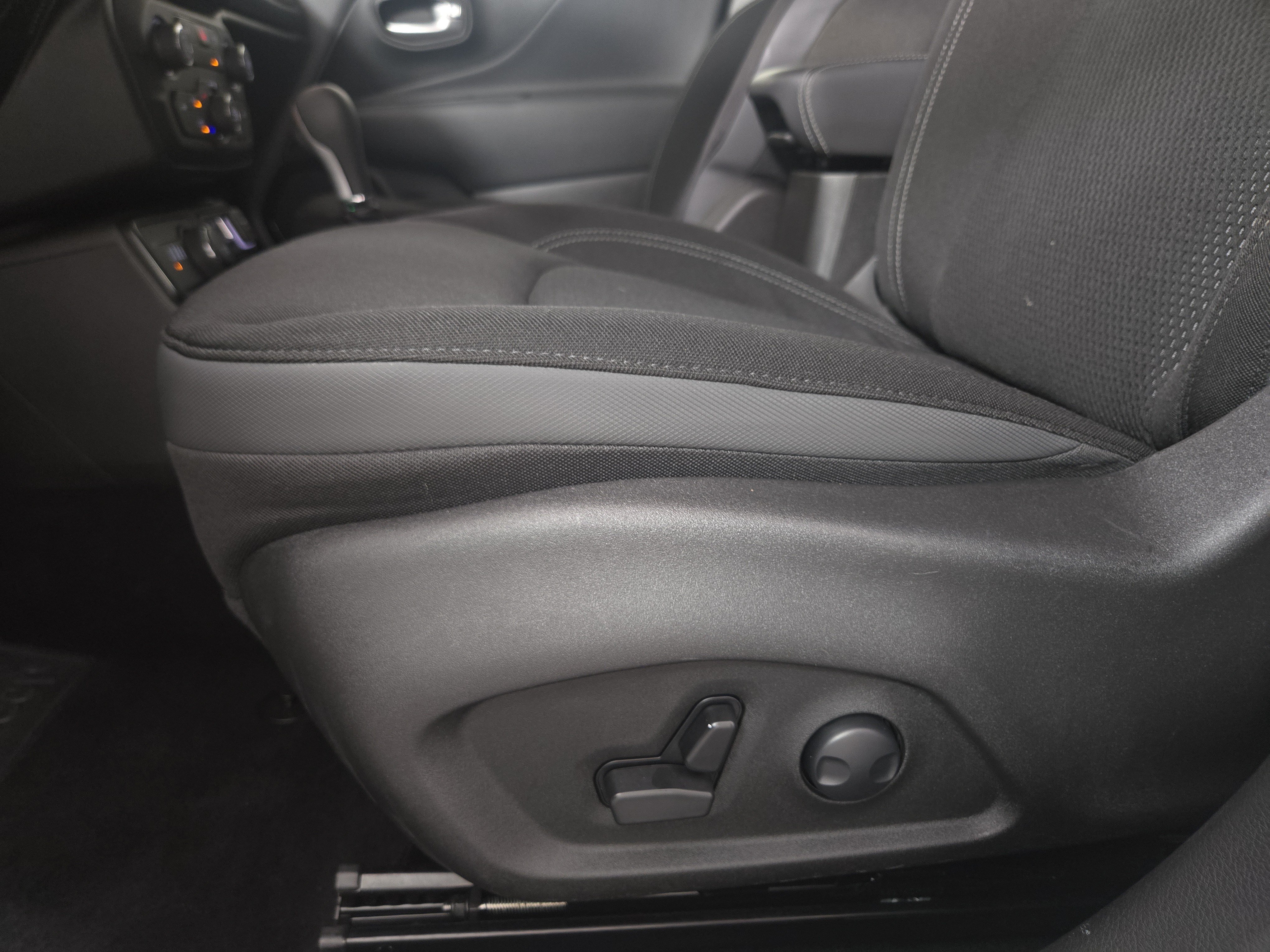Used 2023 Jeep Renegade Altitude w/ Convenience Group I AWD/4WD image 30