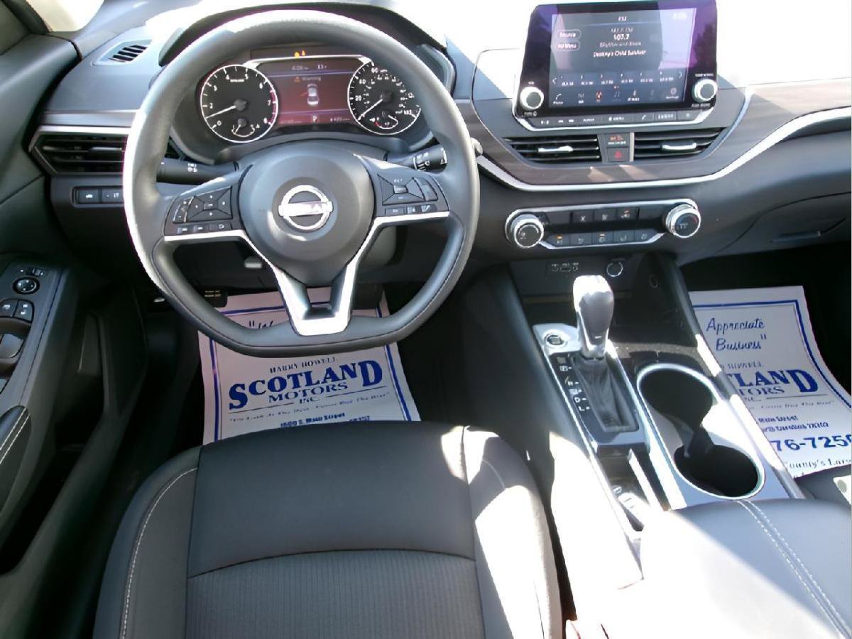 Used 2024 Nissan Altima 2.5 SV FWD image 11