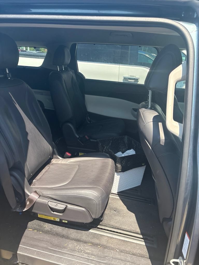 Used 2024 Kia Carnival EX FWD image 4
