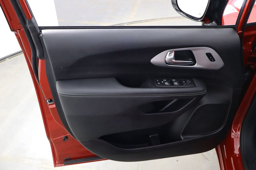 Used 2025 Chrysler Pacifica Limited FWD image 11
