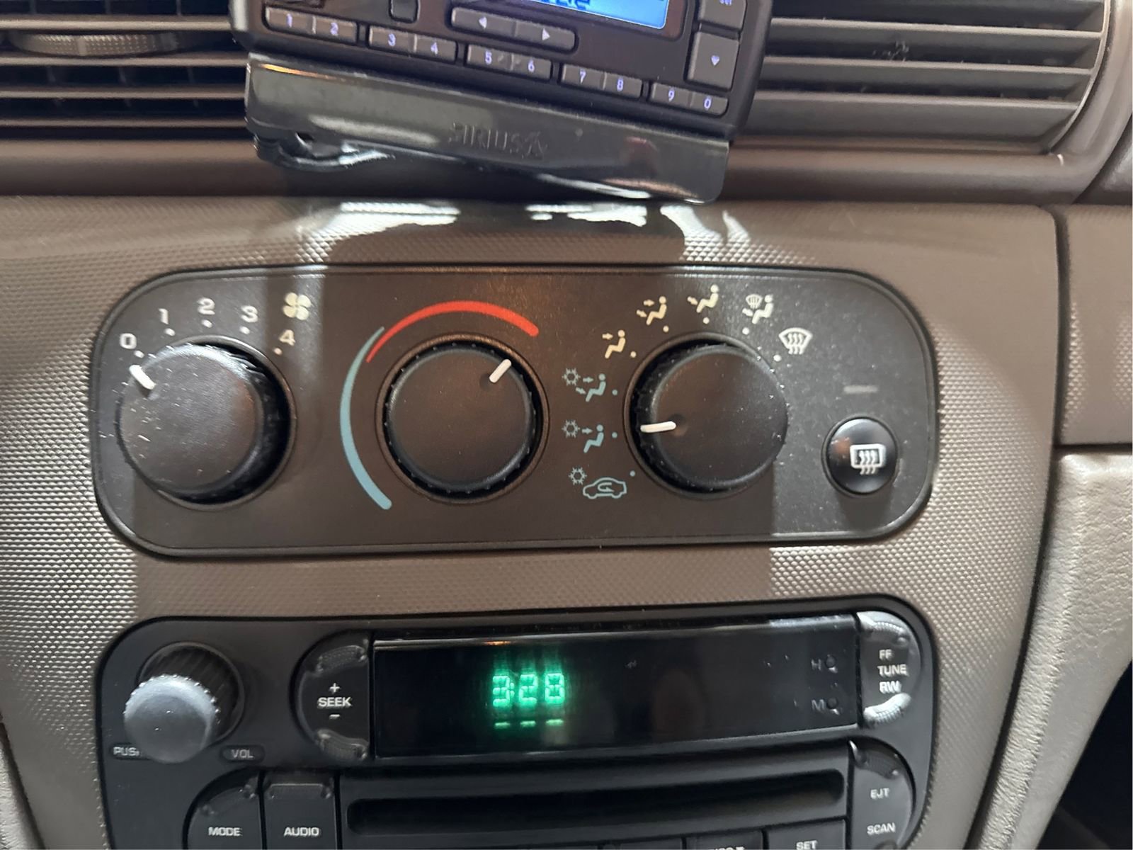 Used 2006 Dodge Stratus SXT FWD image 25