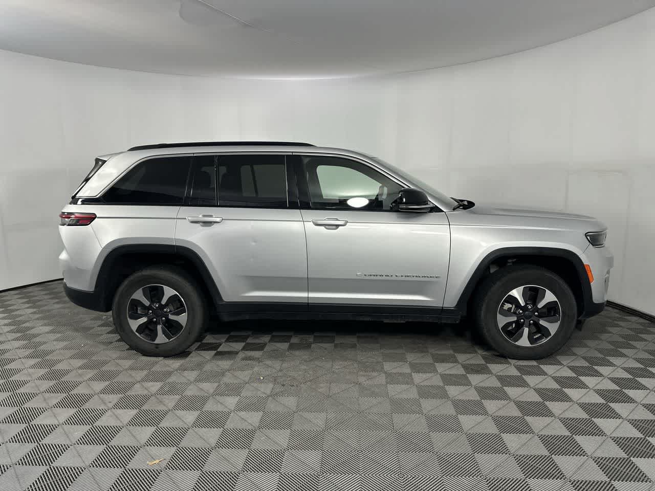 Used 2024 Jeep Grand Cherokee Limited 4xe AWD/4WD image 3