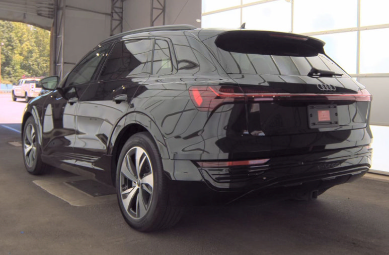 Used 2024 Audi Q8 e-tron Premium AWD/4WD image 2
