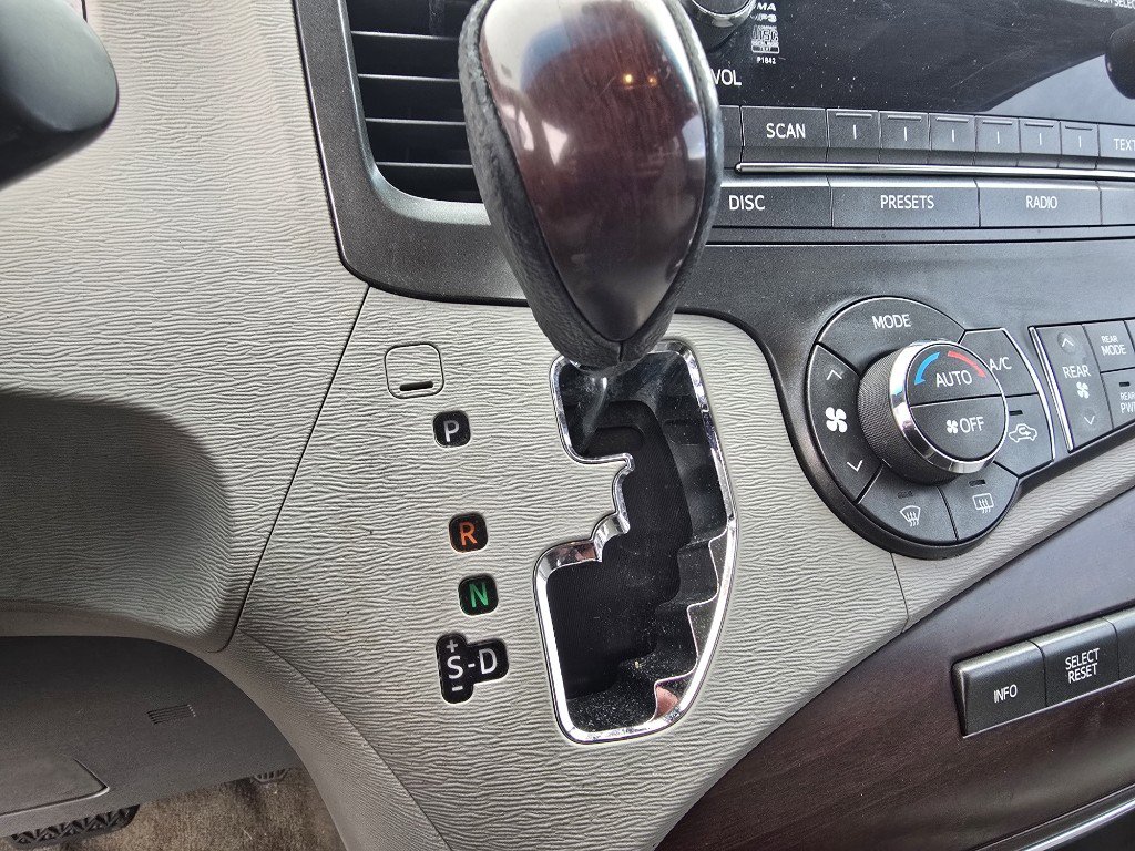 Used 2014 Toyota Sienna XLE image 17