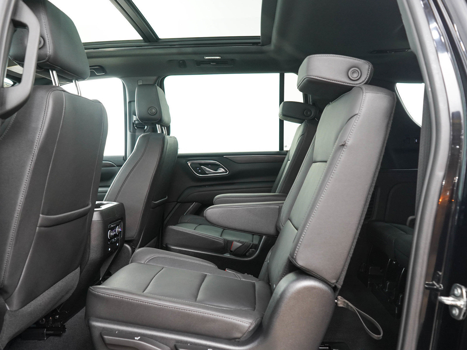 Used 2023 Chevrolet Suburban LT w/ LT Signature Package AWD/4WD image 16