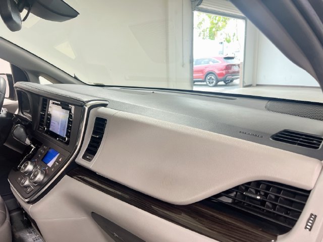 Used 2018 Toyota Sienna XLE w/ XLE Navigation Package FWD image 32