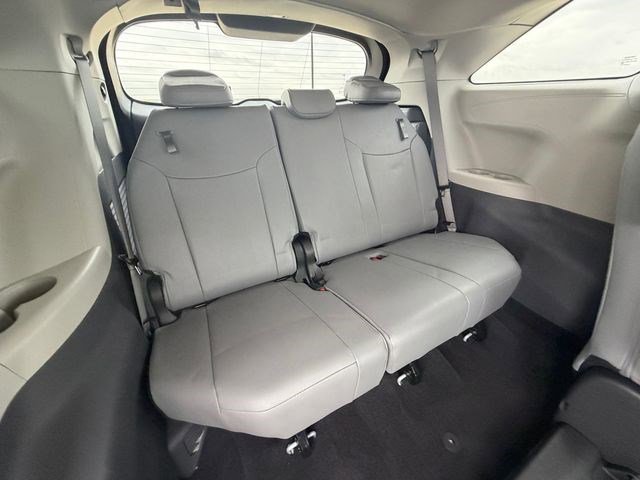 Used 2023 Toyota Sienna XLE FWD image 20