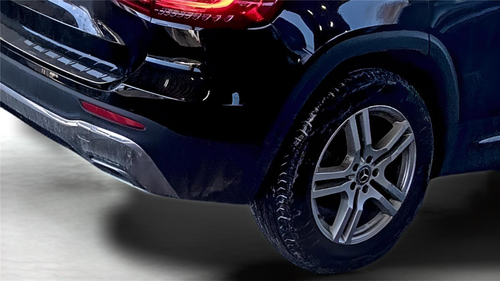 Used 2023 Mercedes-Benz GLB 250 4MATIC w/ Premium Package image 30