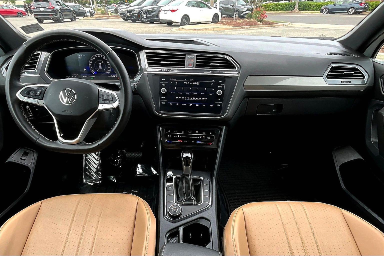 Used 2024 Volkswagen Tiguan SE w/ Panoramic Sunroof Package AWD/4WD image 15