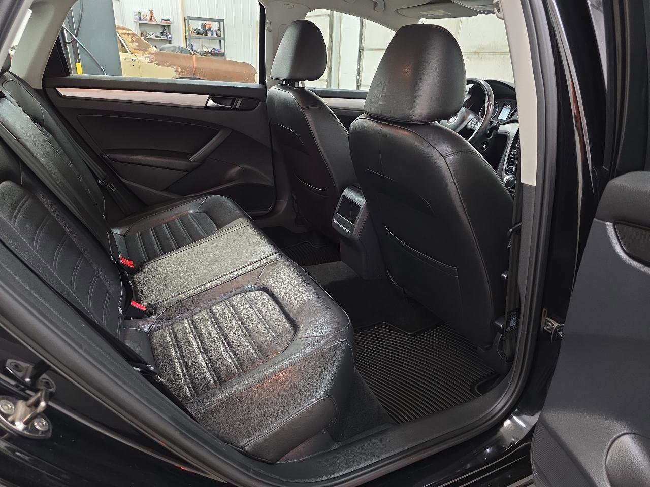 Used 2012 Volkswagen Passat 3.6 SE image 34