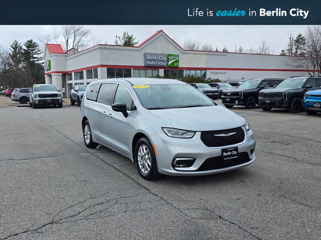 Used 2024 Chrysler Pacifica Touring-L FWD image 1