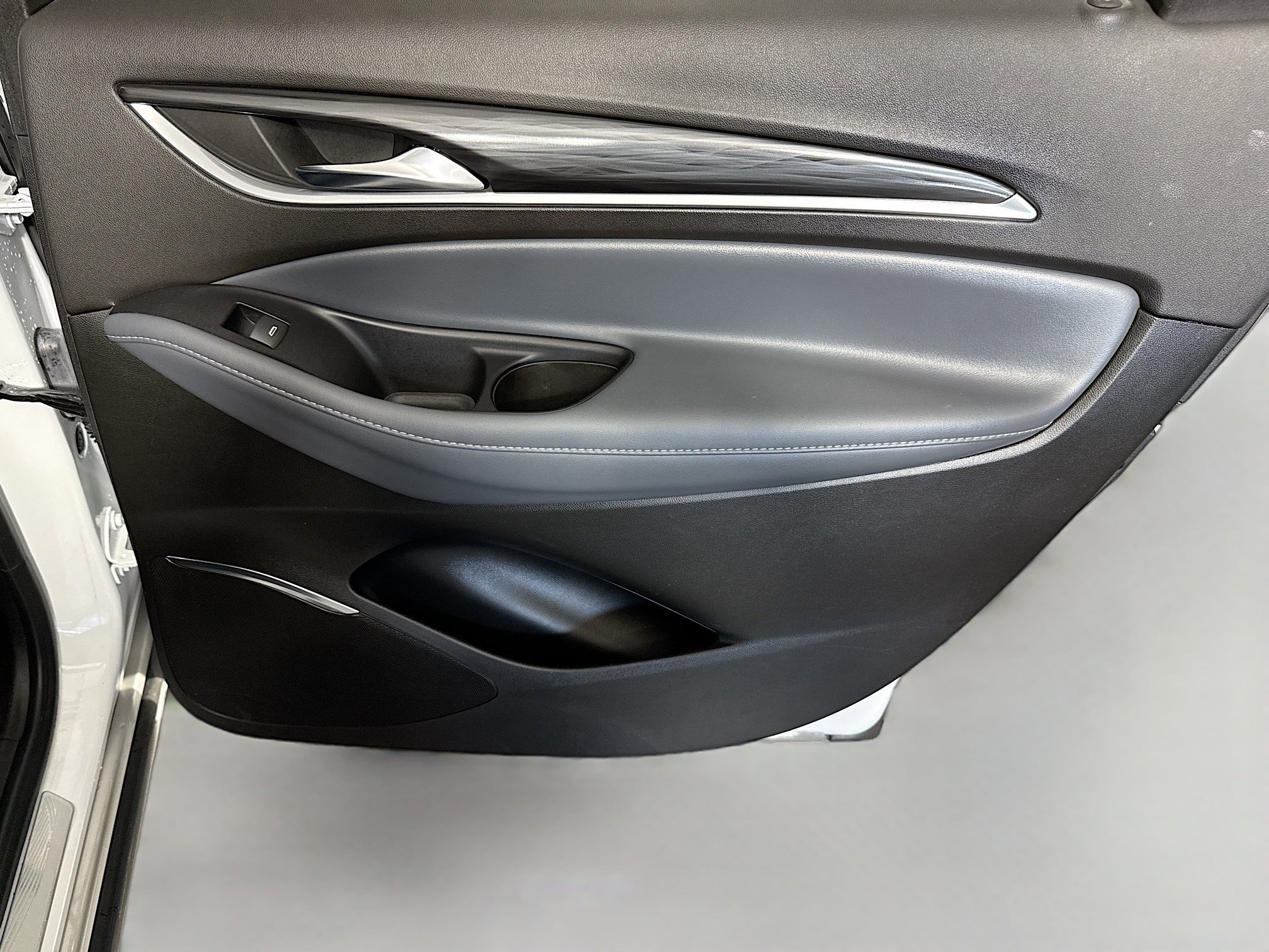 Used 2023 Buick Enclave Essence image 28