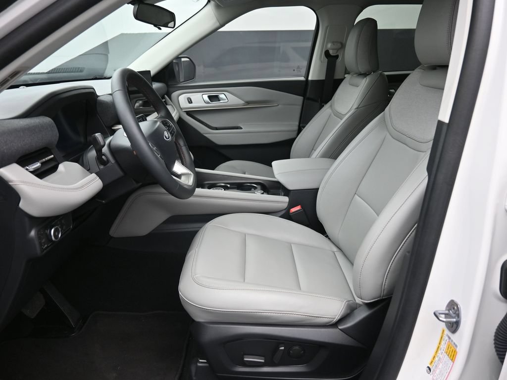 Certified 2025 Ford Explorer Active w/ Active Comfort Package RWD image 19