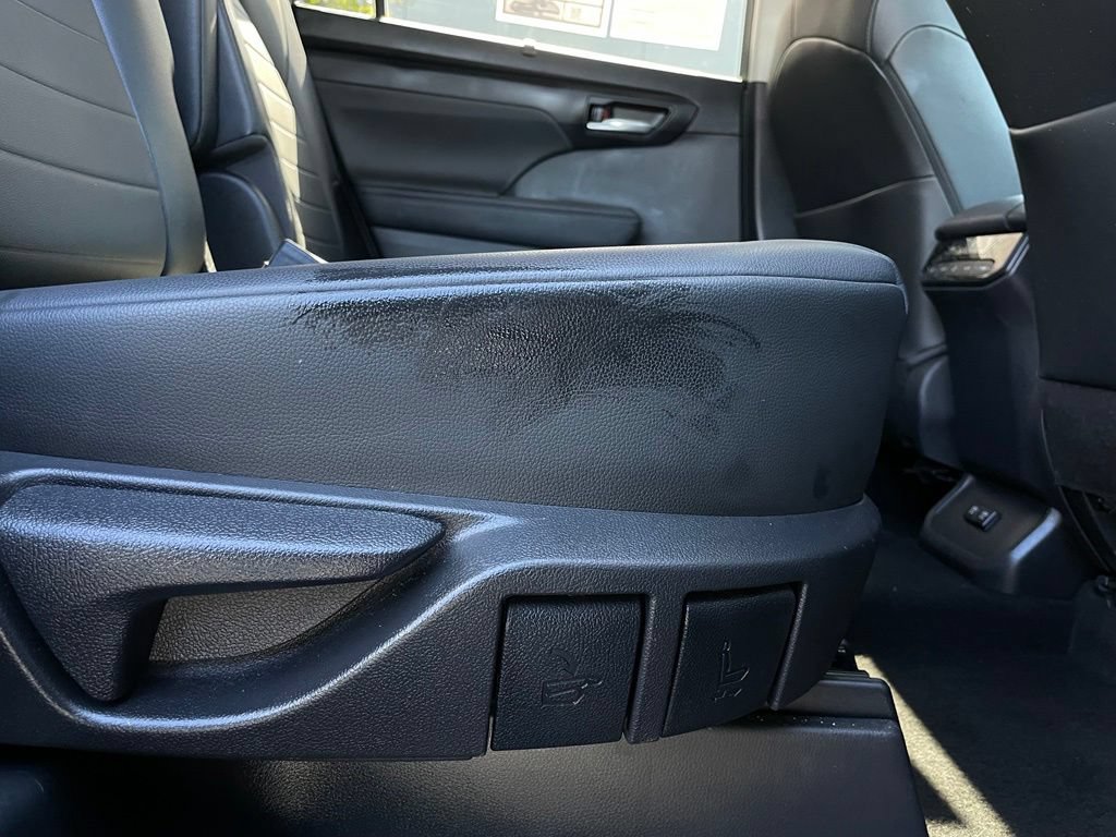 Used 2020 Toyota Highlander XLE FWD image 35