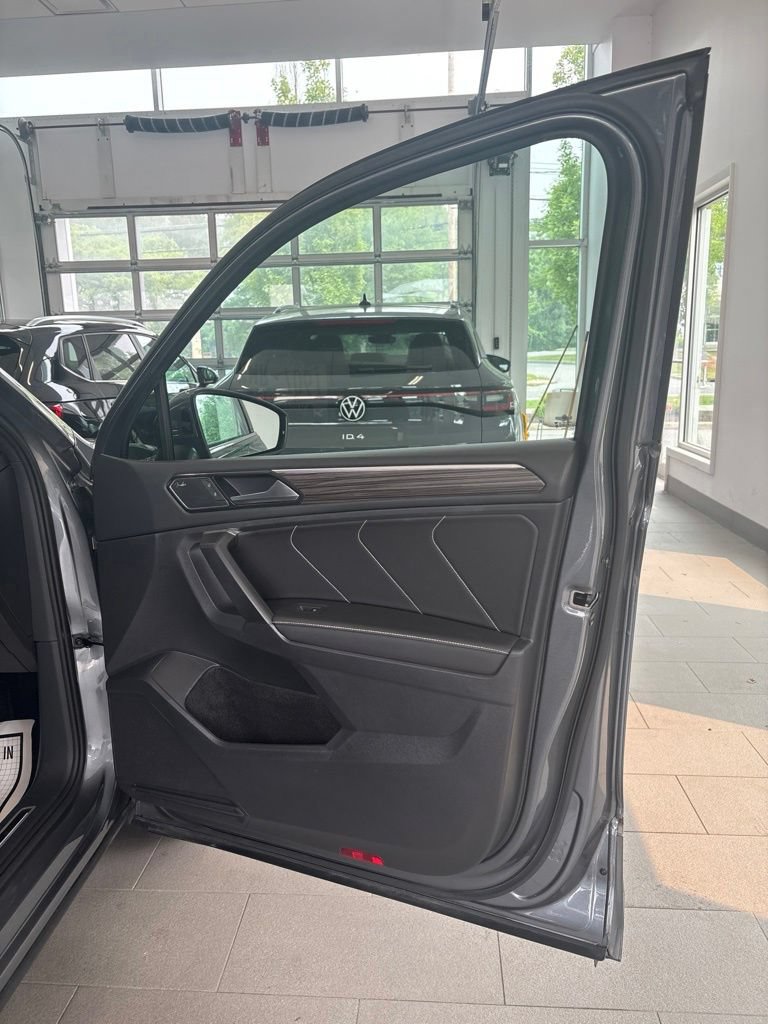 Used 2023 Volkswagen Tiguan SEL R-Line AWD/4WD image 18
