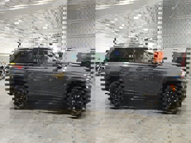 New 2025 Jeep Grand Cherokee Altitude image 2