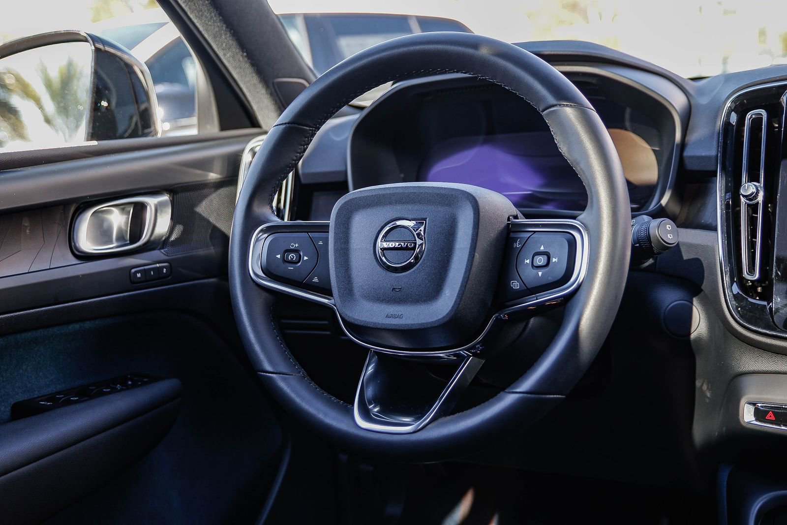 Used 2023 Volvo XC40 Recharge Plus image 17