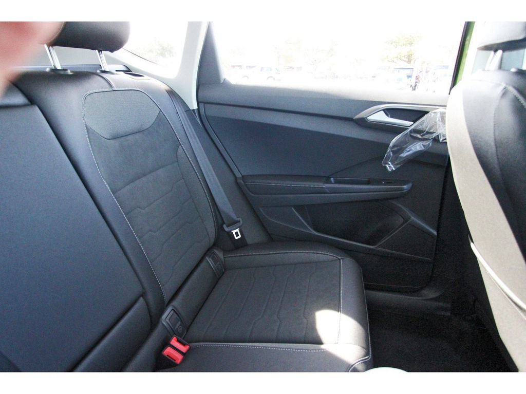 Certified 2025 Volkswagen Taos SE FWD image 13
