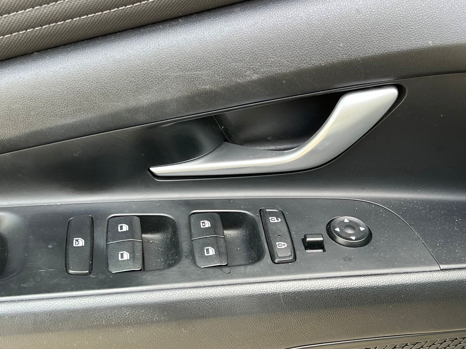 Used 2023 Hyundai Elantra Limited w/ Preferred Accessory Package FWD image 24