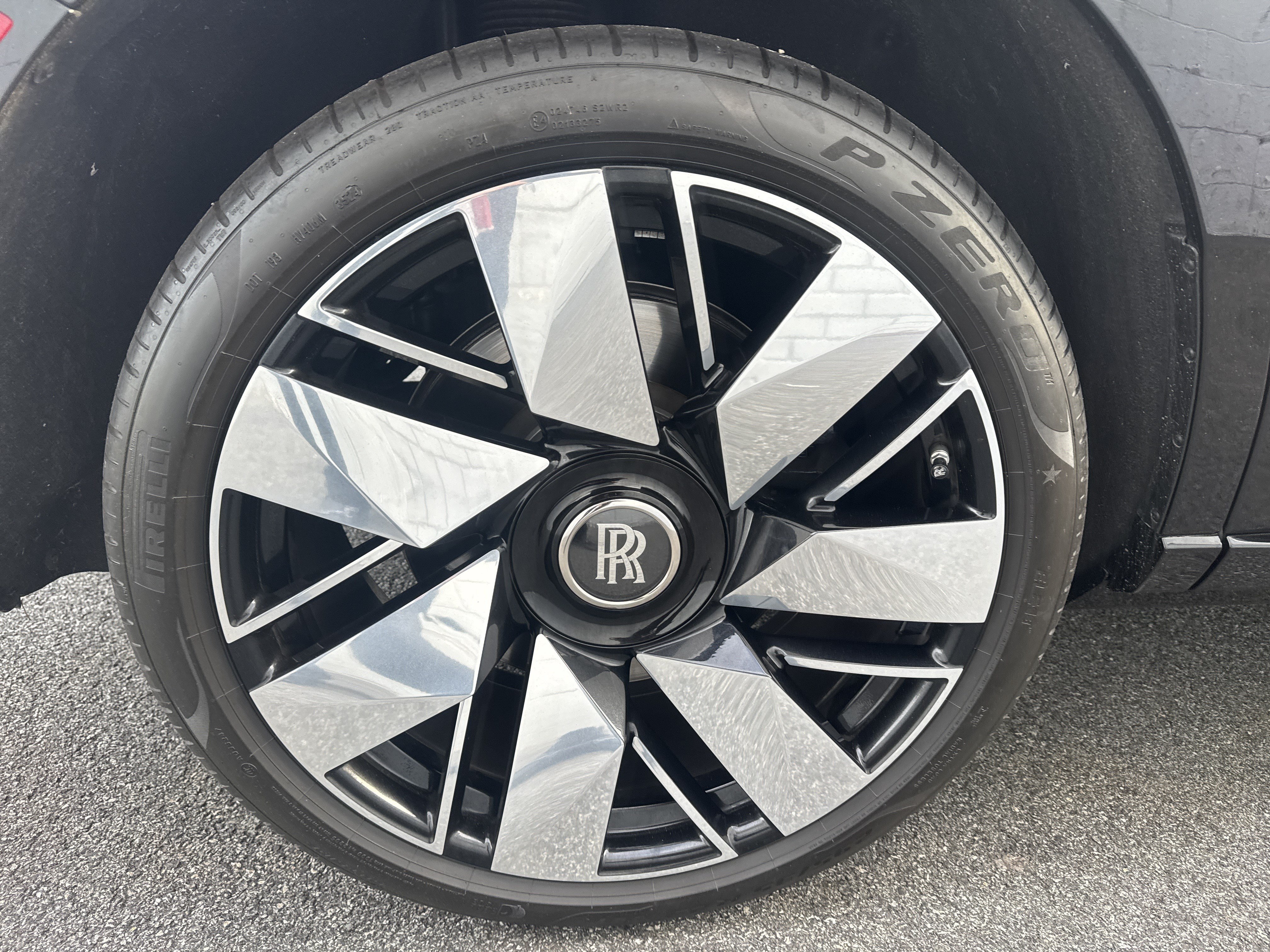Certified 2025 Rolls-Royce Cullinan AWD/4WD image 30