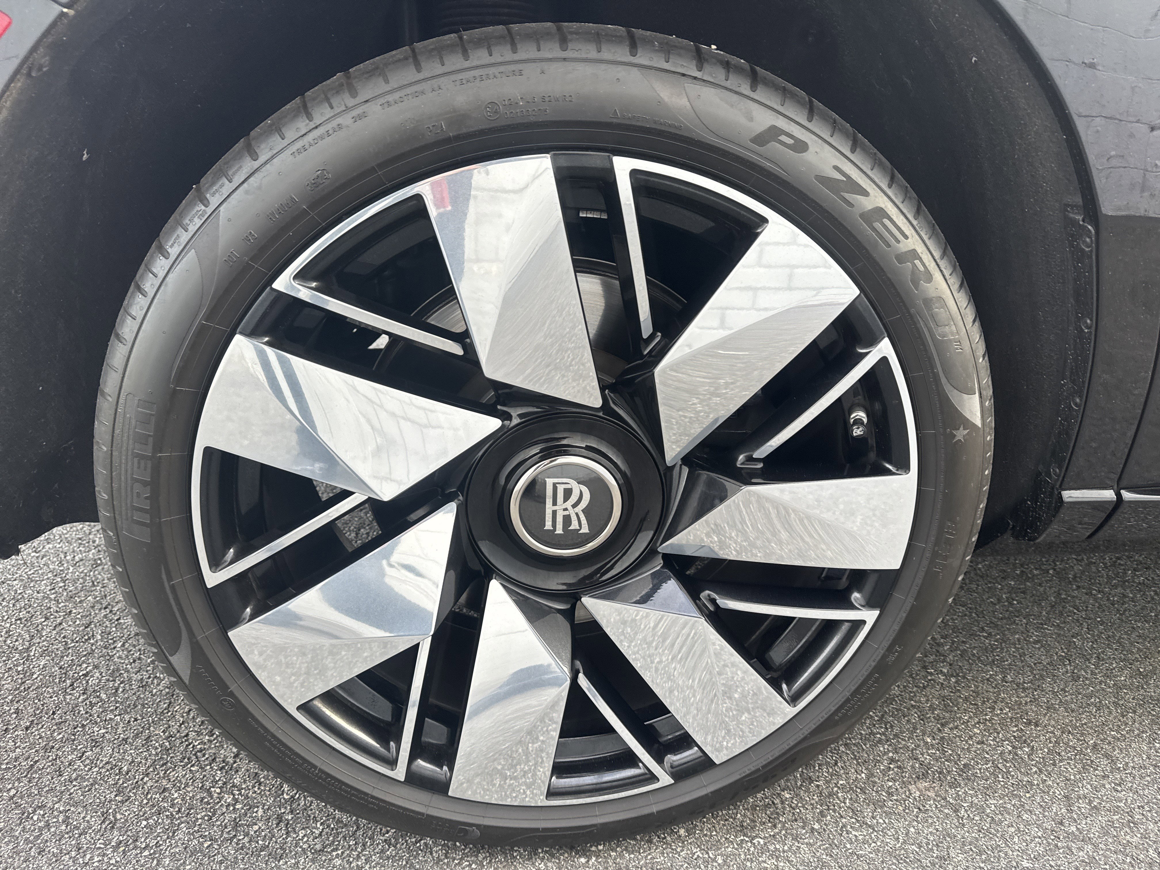 Used 2025 Rolls-Royce Cullinan image 30