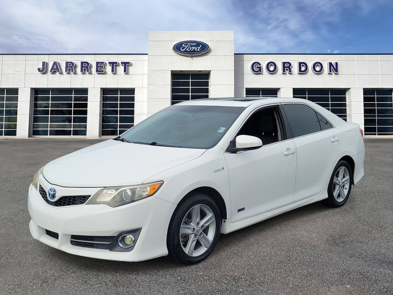 Used 2014 Toyota Camry SE w/ Moonroof Package FWD image 2