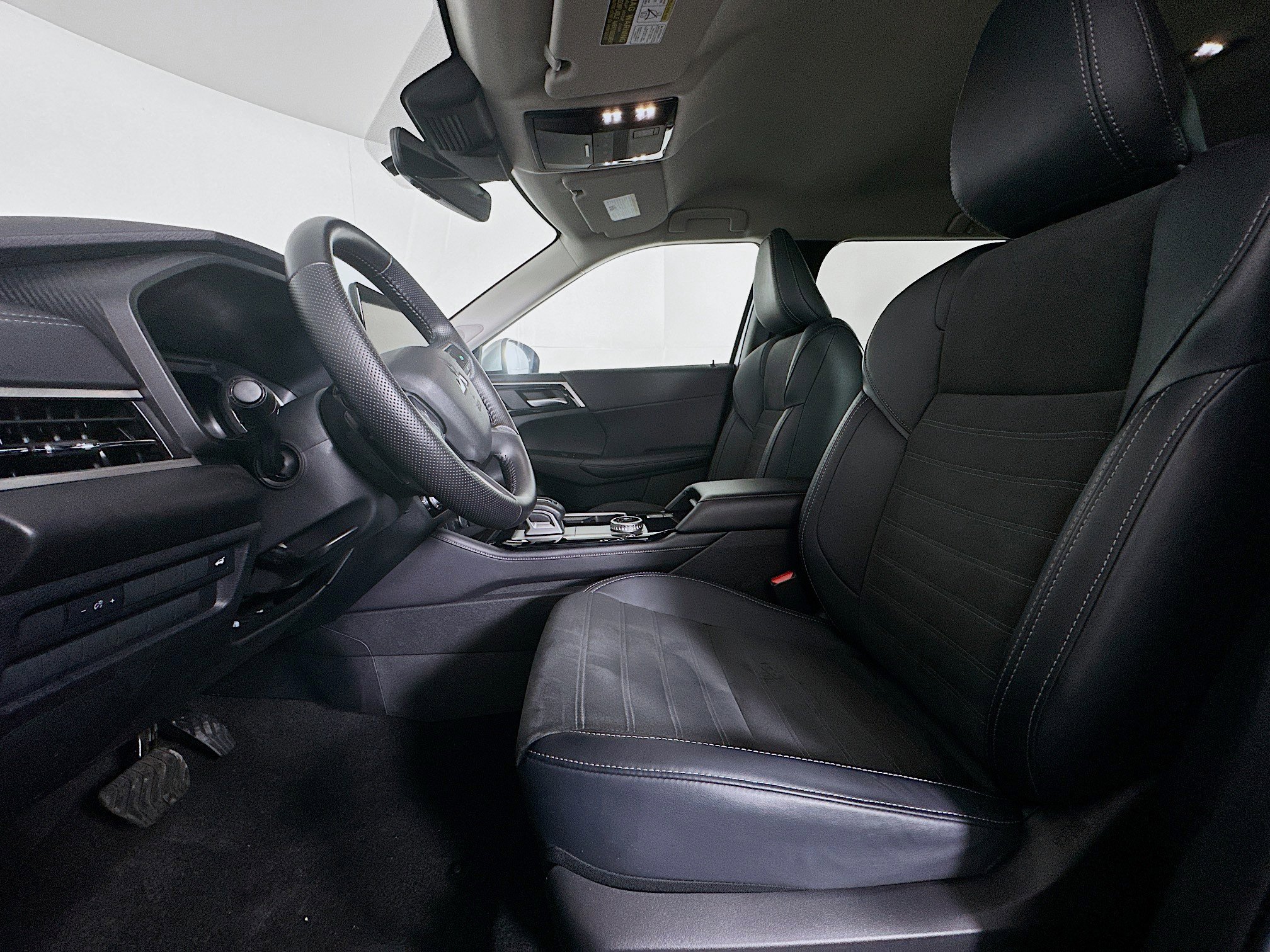 Used 2025 Mitsubishi Outlander SE image 13