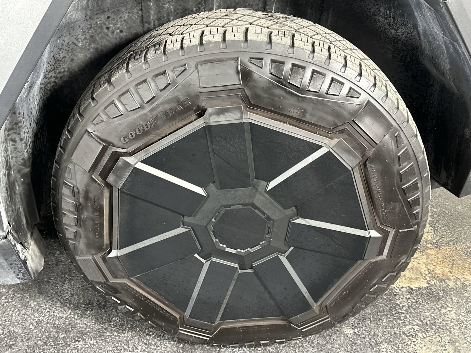 Used 2024 Tesla Cybertruck AWD Crew Cab image 14