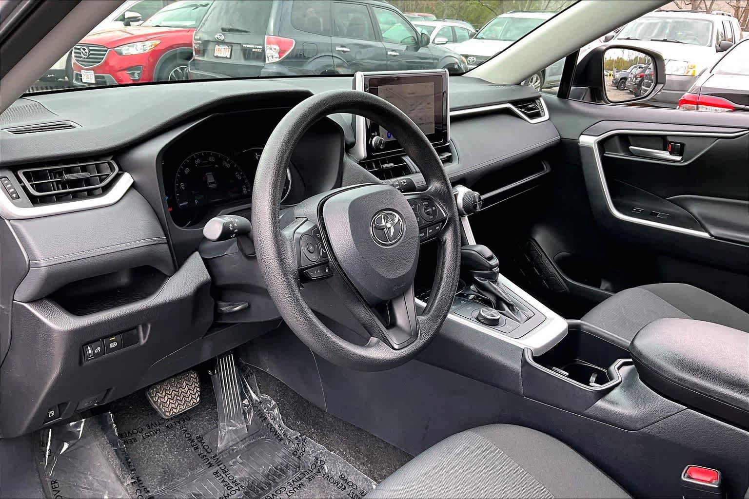 Used 2025 Toyota RAV4 XLE AWD/4WD image 18