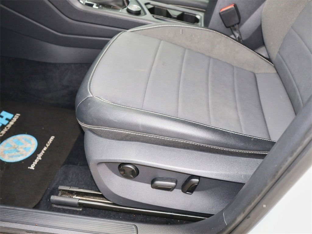 Certified 2022 Volkswagen Taos SE w/ Driver Assistance Package image 12