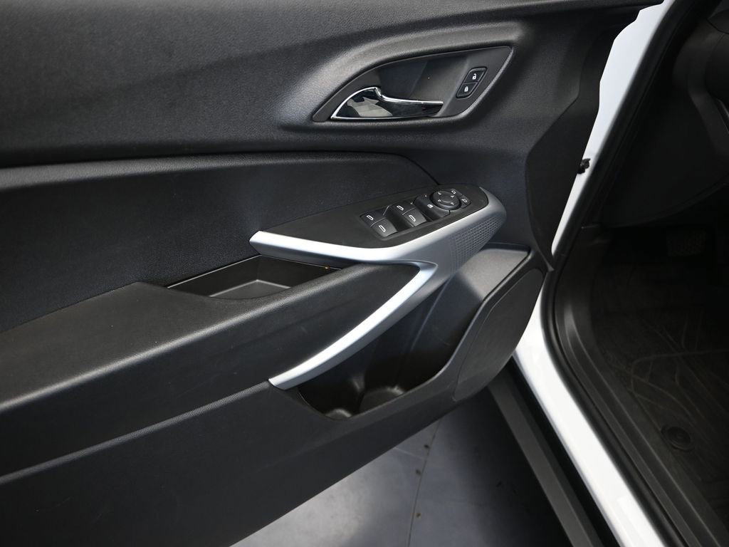 Used 2025 Chevrolet Trax RS w/ Sunroof Package image 11