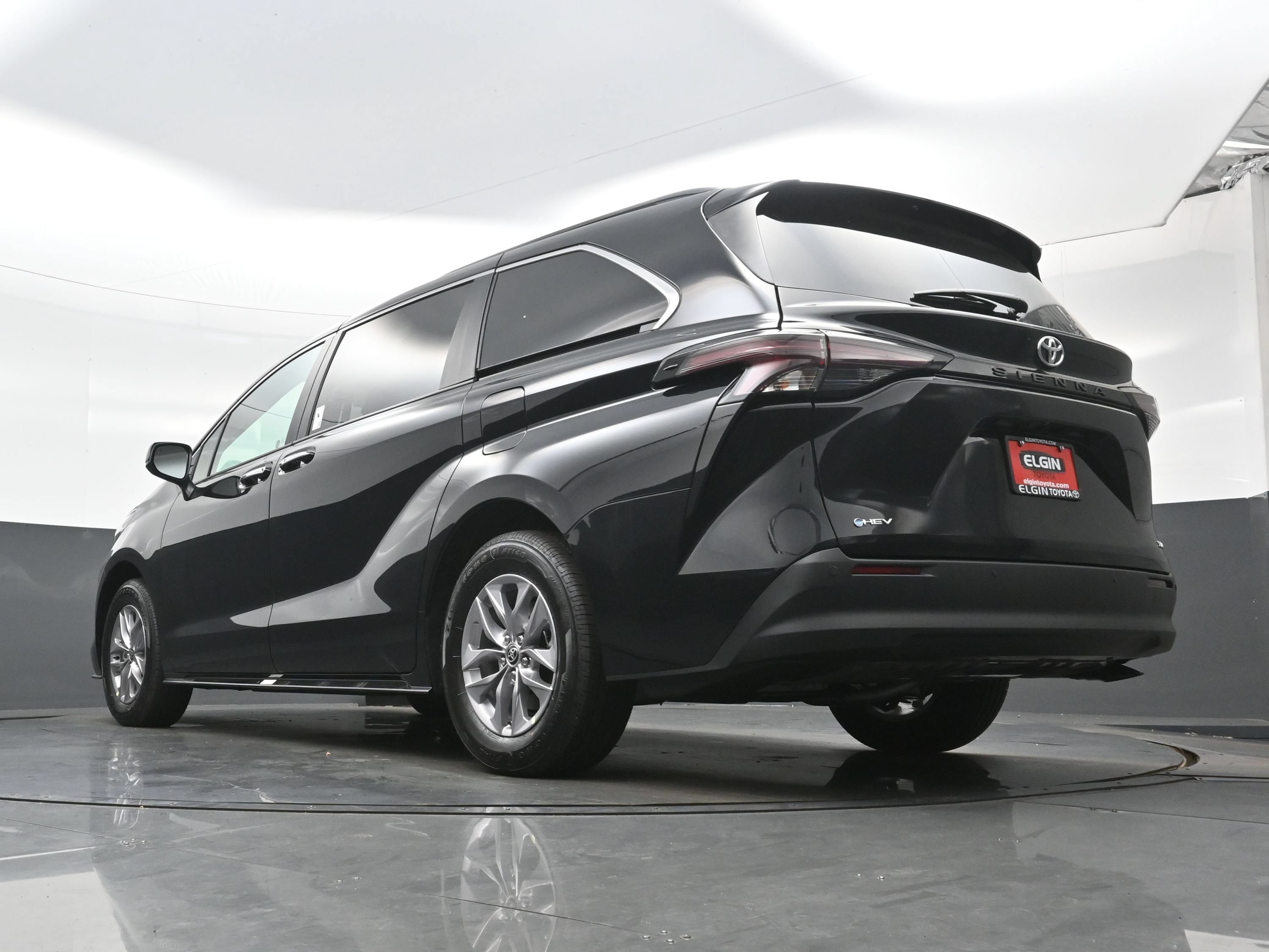 Used 2026 Toyota Sienna XLE FWD image 32