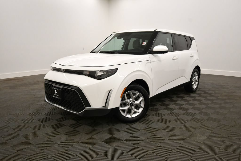 Certified 2025 Kia Soul LX FWD image 2
