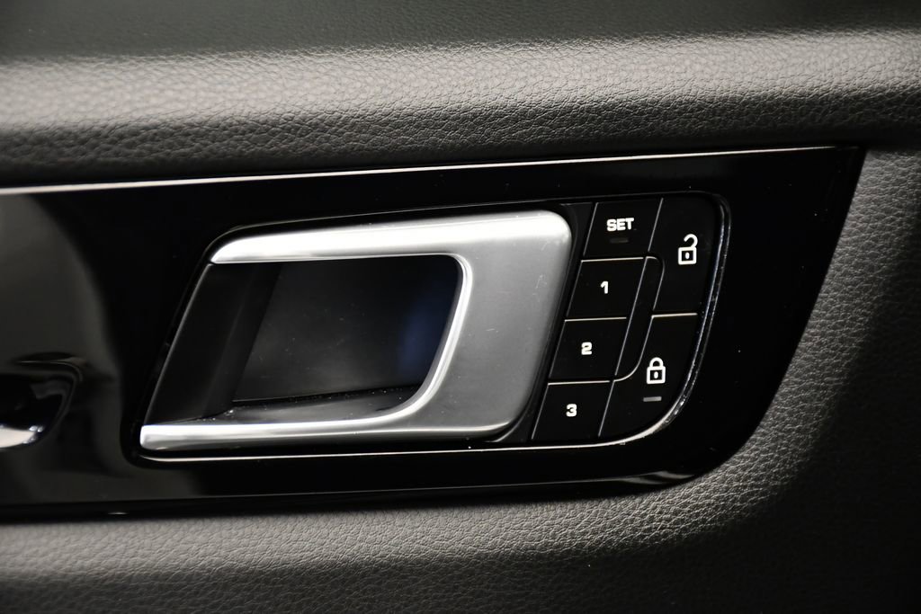 Used 2022 Porsche Cayenne image 36