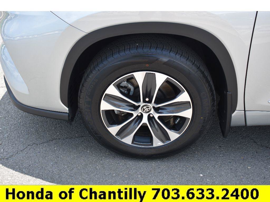 Used 2022 Toyota Highlander XLE AWD/4WD image 33