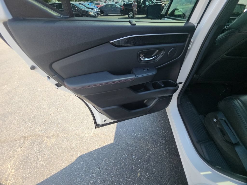 Certified 2025 Honda Pilot Black Edition image 28