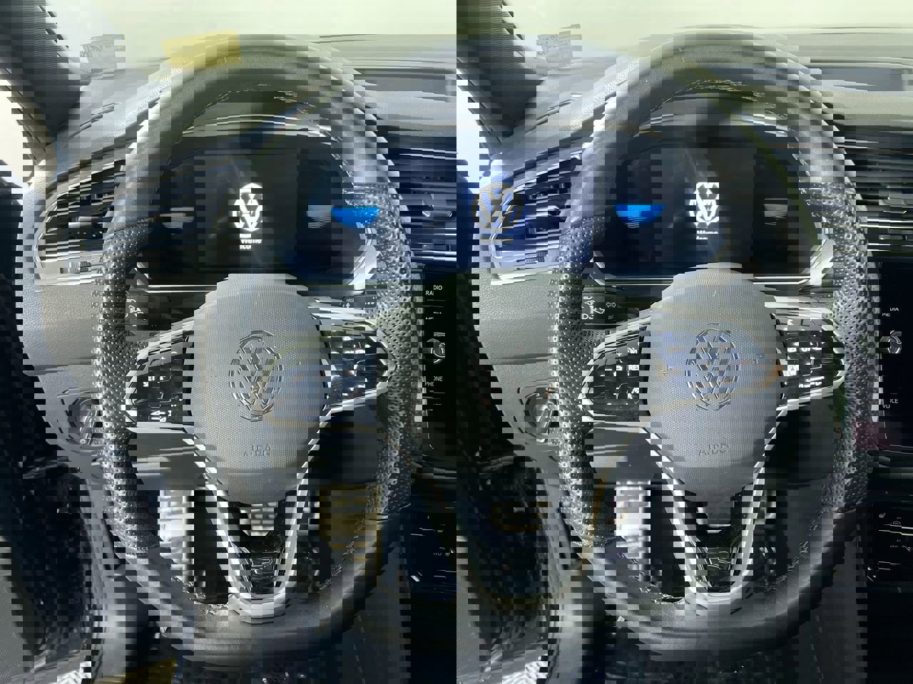 Used 2022 Volkswagen Tiguan SE R-Line image 17