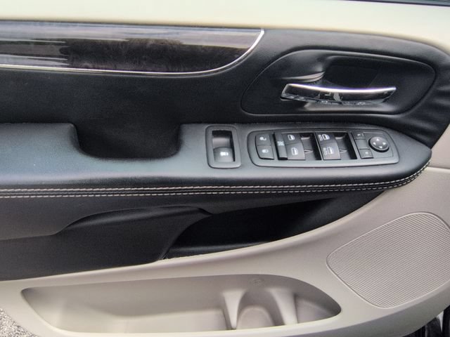 Used 2014 Chrysler Town & Country Touring-L w/ Driver Convenience Group FWD image 25
