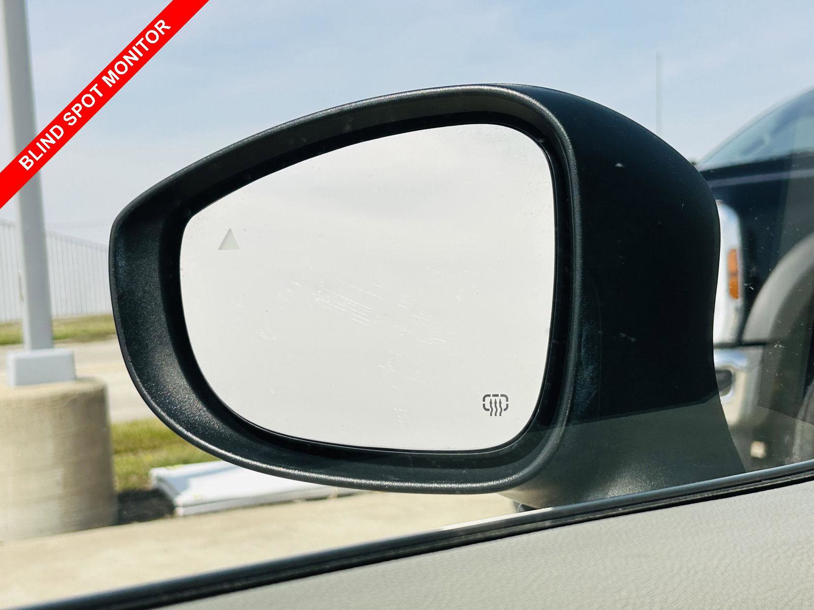 Used 2023 Chrysler Pacifica Touring-L image 9