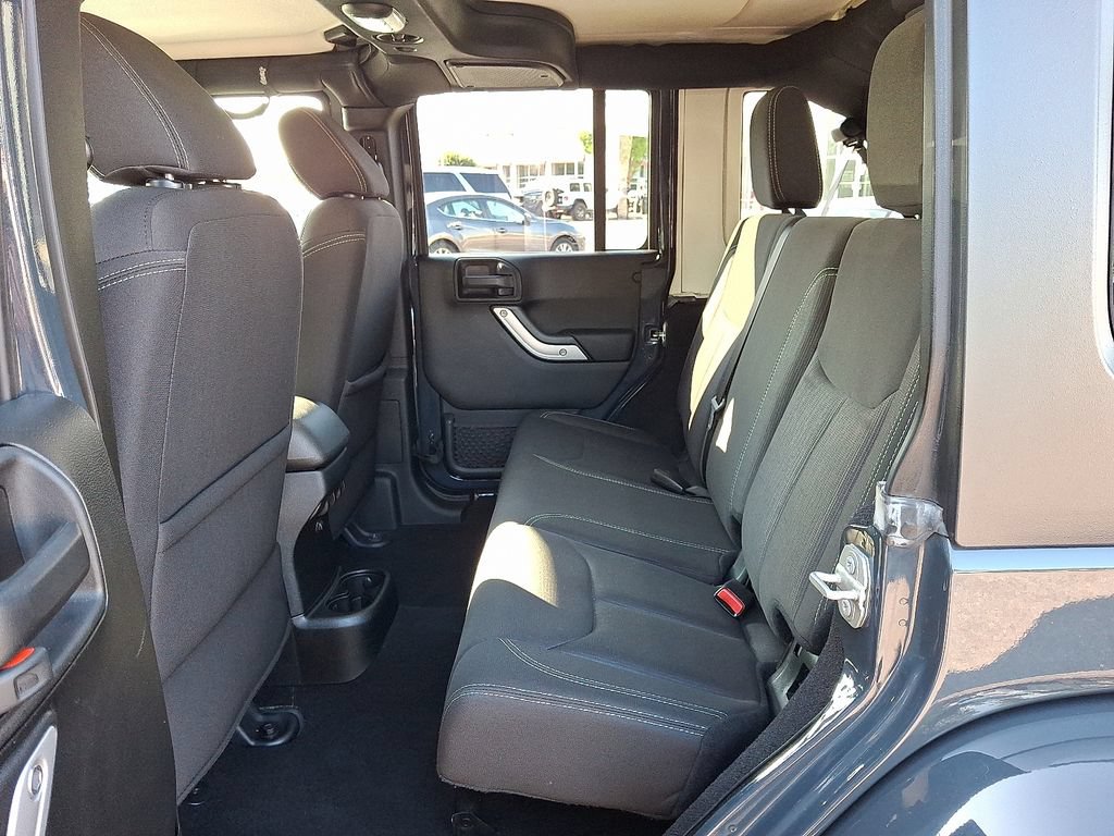 Used 2018 Jeep Wrangler Unlimited Sahara w/ Connectivity Group AWD/4WD image 10