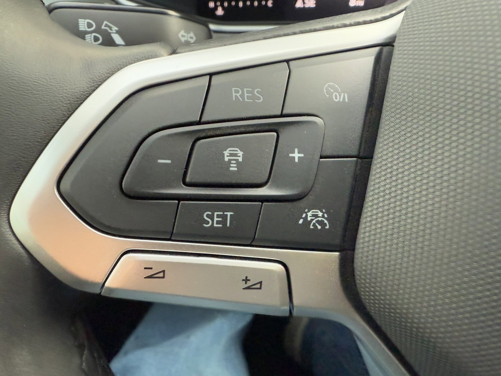Used 2025 Volkswagen Taos SE AWD/4WD image 15