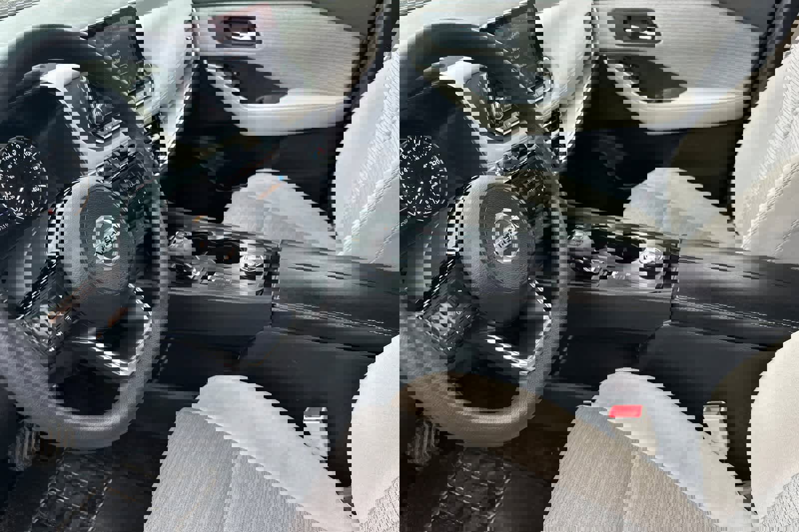 Used 2021 Nissan Rogue SV image 12