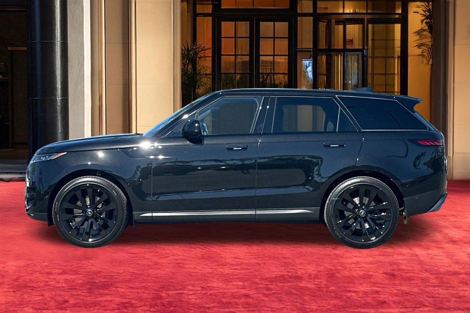 Used 2025 Land Rover Range Rover Sport SE image 3