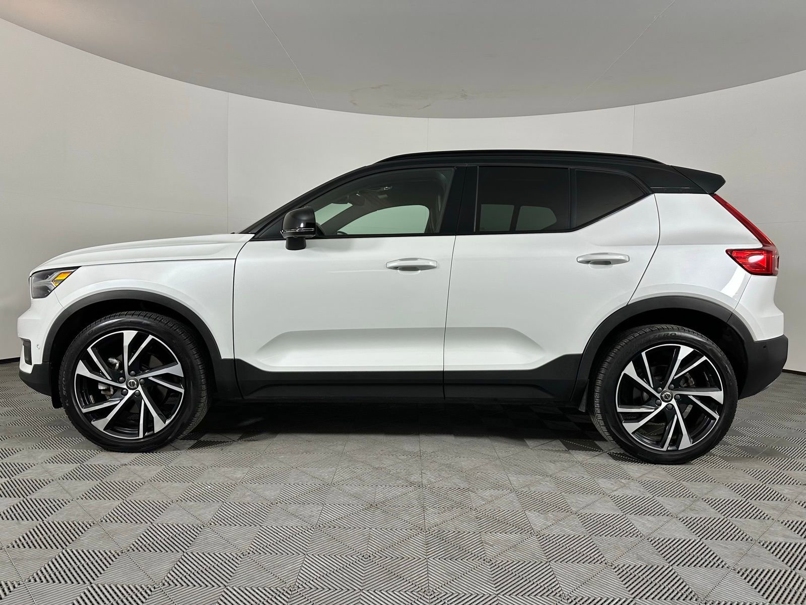 Used 2019 Volvo XC40 T5 R-Design image 13