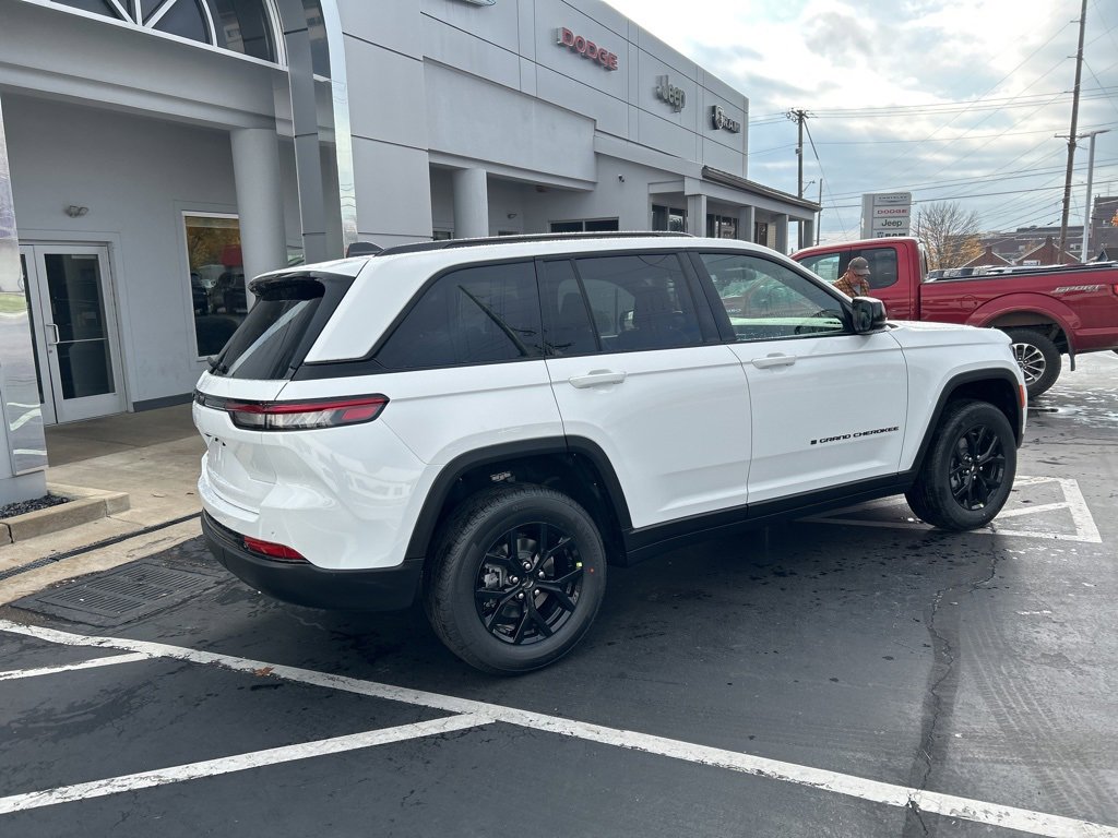 New 2025 Jeep Grand Cherokee 4WD image 2